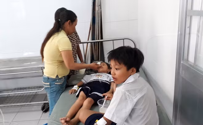 Các em học sinh được chăm sóc tại Trung tâm y tế thị xã Ngã Bảy.