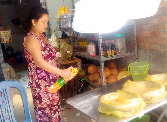 Thức ăn, hàng hóa và ngay cả vật dụng bị ruồi bu đen.