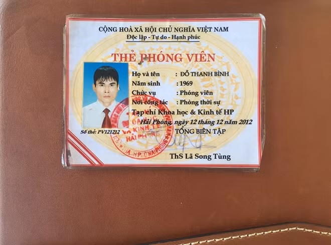 "Thẻ phóng viên" của một đối tượng dương tính với ma túy và tàng trữ gói nylon màu trắng (nghi ma túy) bị Cơ quan Công an tạm giữ.