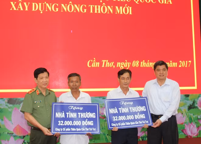 Thứ trưởng Bộ Công an Nguyễn Văn Sơn và Thứ trưởng Bộ NN&PTNT Trần Thanh Nam, tặng nhà tình thương cho 2 hộ nghèo trên địa bàn Cần Thơ.