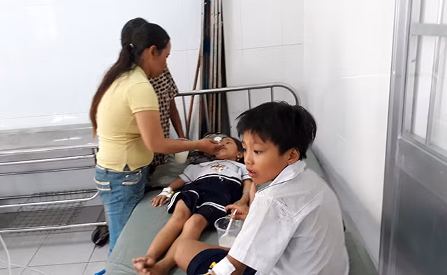 Vụ việc khiến hàng loạt học sinh tiểu học trên địa bàn thị xã Ngã Bảy phải nhập viện kiểm tra sức khỏe.