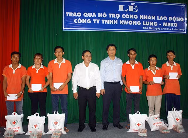 Ông Trương Quang Hoài Nam – Phó Chủ tịch UBND TP Cần Thơ cùng các Sở, ban, ngành, đoàn thể trao quà hỗ trợ cho công nhân.