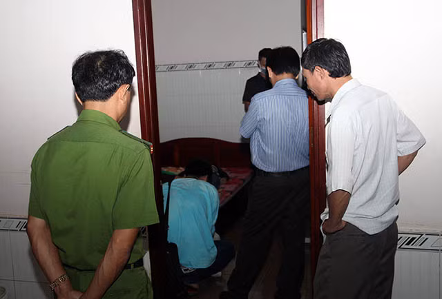 Lực lượng chức năng tiến hành khám nghiệm hiện trường.