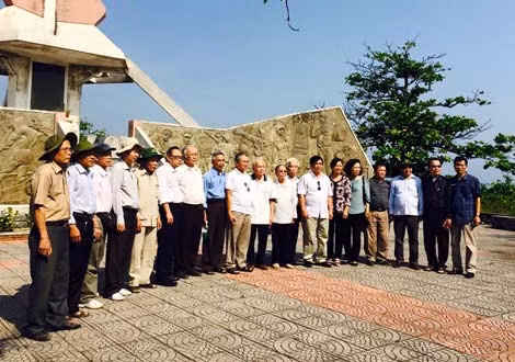 Trước đài tưởng niệm liệt sĩ đảo Cồn Cỏ.