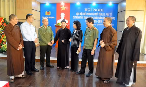 Đại biểu cùng các tăng ni, phật tử trao đổi kinh nghiệm trong thực hiện phong trào toàn dân bảo vệ ANTQ.