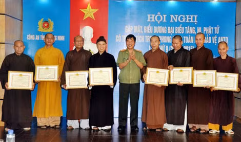 Đại tá Đỗ Văn Lực, Giám đốc Công an tỉnh tặng giấy khen cho các tăng ni, phật tử có thành tích xuất sắc.