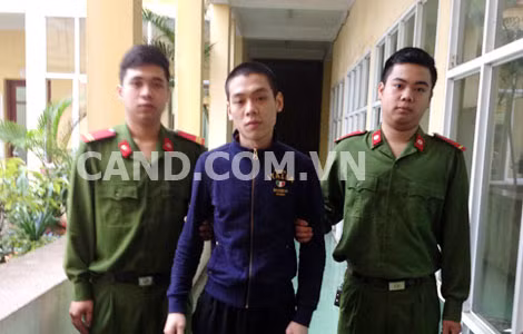 Cơ quan Công an dẫn giải đối tượng Nguyễn Xuân Hiếu Cơ quan Công an dẫn giải đối tượng Nguyễn Xuân Hiếu