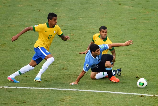 Dani Alves truy cản Luis Suarez