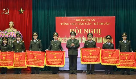 Thừa ủy quyền của lãnh đạo Bộ Công an, Trung tướng Vũ Thuật trao Cờ thi đua xuất sắc năm 2014 cho các đơn vị có thành tích.