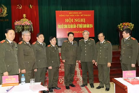 Trung tướng Bùi Văn Thành, Thứ trưởng Bộ Công an với các đại biểu tham dự Hội nghị.