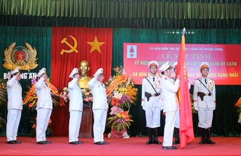 Thứ trưởng Thường trực Đặng Văn Hiếu gắn Huân chương Bảo vệ Tổ quốc Hạng nhất lên Cờ truyền thống của UBKT Đảng uỷ CATW.