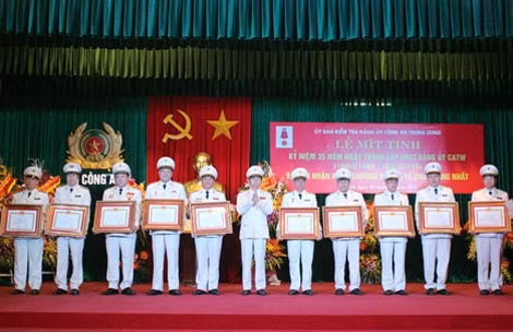 Thứ trưởng Thường trực Đặng Văn Hiếu tặng Bằng khen của Đảng uỷ CATW tặng các cá nhân có thành tích xuất sắc.