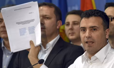 Trước đám đông người biểu tình, thủ lĩnh đảng Dân chủ xã hội Zoran Zaev tuyên bố có bằng chứng về bê bối nghe lén của chính phủ và kêu gọi Thủ tướng Nikola Gruevski từ chức. Ảnh: EPA.