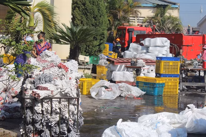 Một phần nguyên liệu, sản phẩm dễ cháy được chuyển ra ngoài.