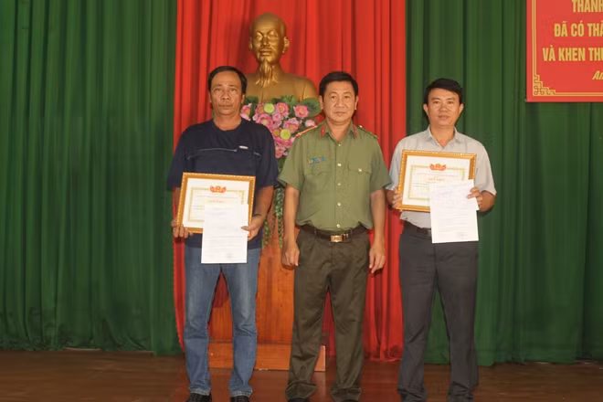 Lãnh đạo Công an TP Biên Hòa trao giấy khen và phần thưởng cho 2 hiệp sĩ