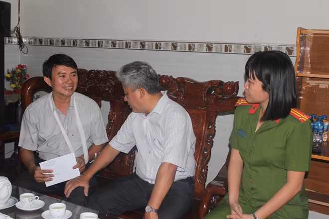Lãnh đạo TP Biên Hòa thăm hỏi, tặng quà cho hiệp sĩ Hưng.