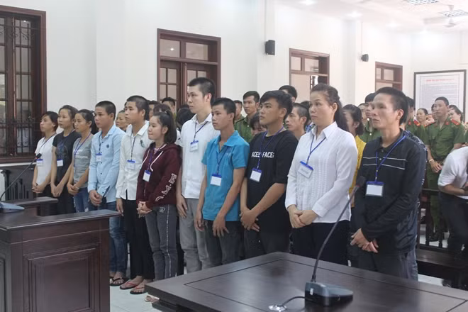Các bị cáo trước tòa.
