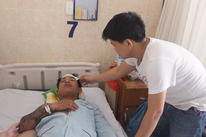 Hoàng Em đang được cấp cứu tại bệnh viện.