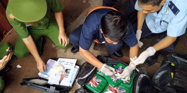 Cocaine ngụy trang tinh vi trong container phế liệu.