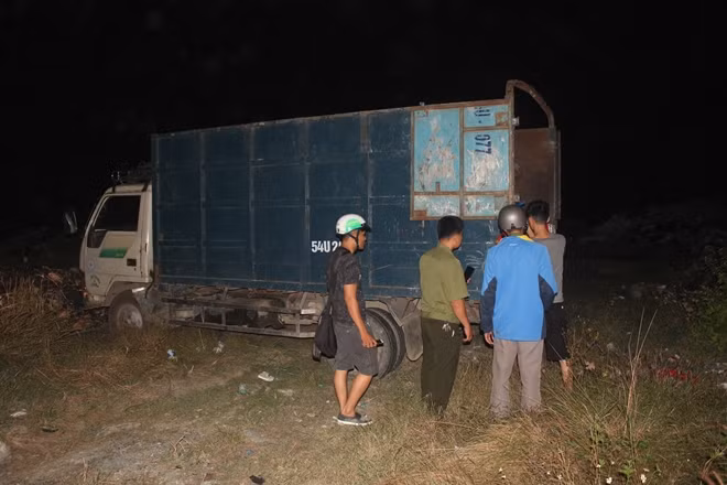 Xe tải đổ trộm rác thải lúc nửa đêm bị bắt quả tang.