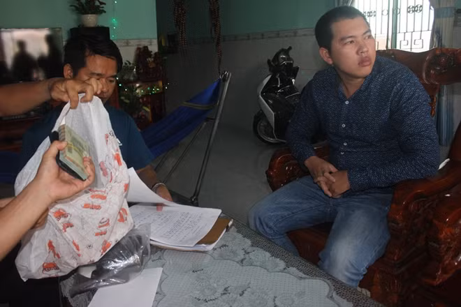 Đối tượng Hoàng Anh cùng tang vật tại nhà riêng.