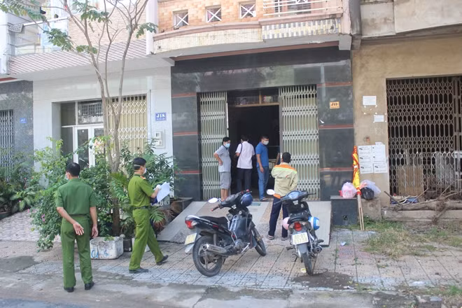 Công an tiến hành khám nghiệm hiện trường.
