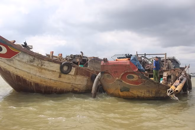 Hai thuyền máy trang bị hệ thống bơm hút cát "khủng" bị Công an thu giữ.