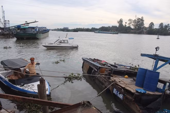 Tổ chức trục vớt chiếc thuyền chở hóa chất bị chìm xuống sông Đồng Nai.