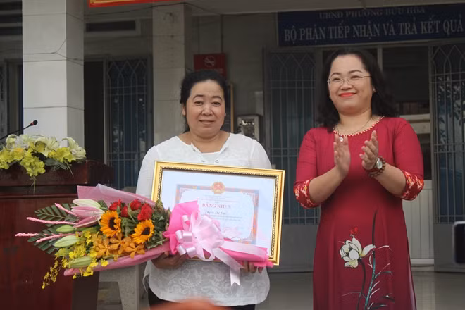 Lãnh đạo ban thi đua khen thương trao bằng khen của chủ tịch tỉnh Đồng Nai cho chị Tha.