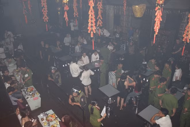 Công an kiểm tra quán bar.