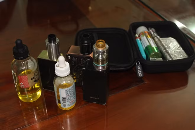 Tinh đầu được chiết suất từ shisha bị công an thu giữ.