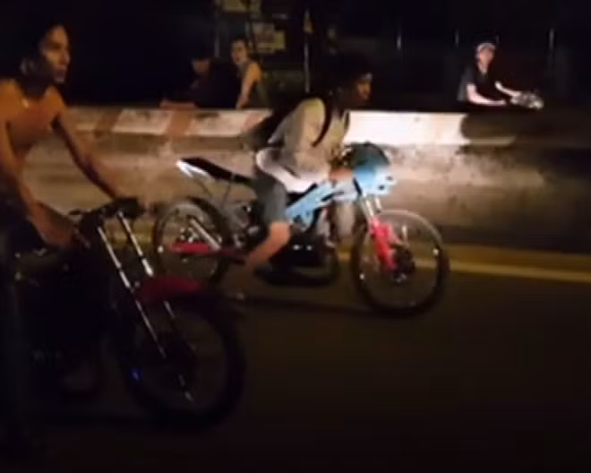 Nhóm "quái xế" chạy xe máy bằng những màn hết sức nguy hiểm trên đường.