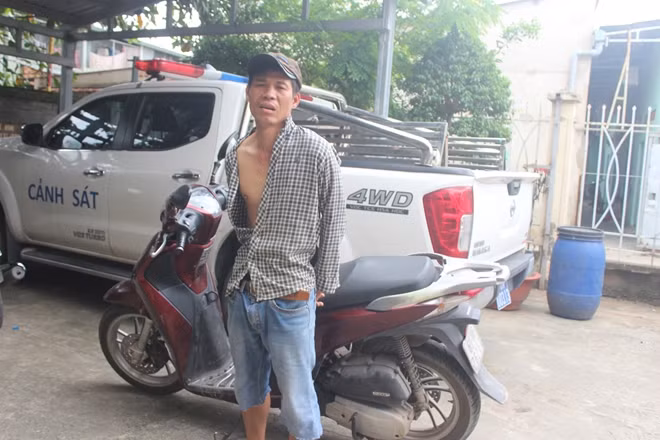 Xuân bị bắt về cơ quan công an cùng chiếc xe tang vật.