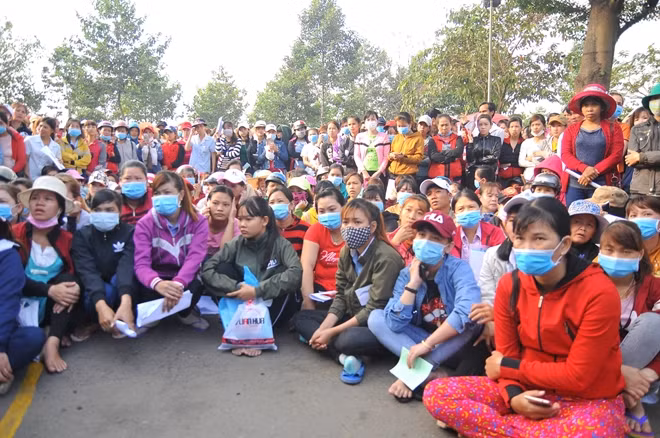 Công nhân đến trước trụ sở DN vào ngày 6-3.