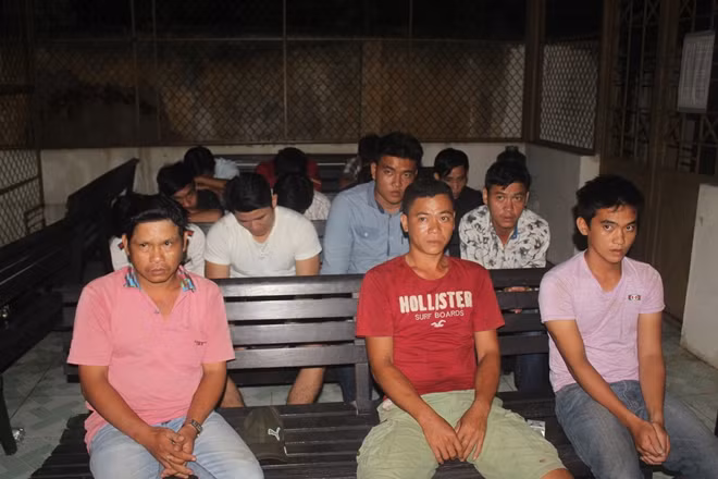 Các đối tượng tham gia đánh bạc tại cơ quan công an.
