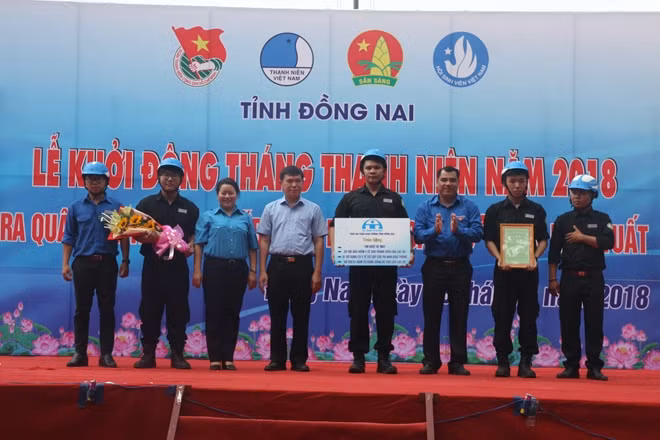 Các thành viên chủ chốt của CLB trong ngày ra mắt.