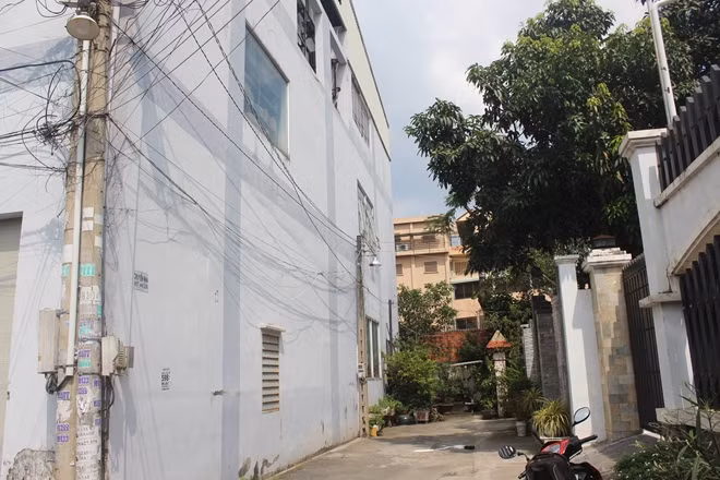 Nơi nam thanh niên nghi ngáo đá nhảy từ tầng 2 nhà hàng xuống đất.
