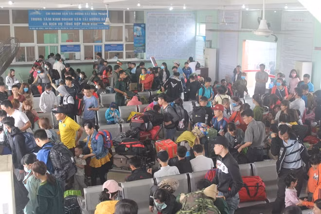 Khách chờ tàu tại ga Biên Hòa.