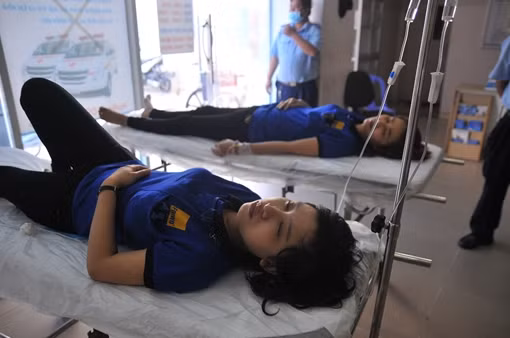 Gần 50 công nhân ngộ độc sau bữa ăn trưa