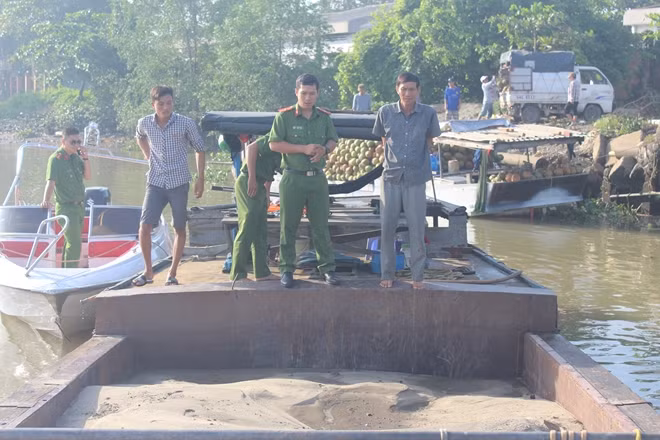 Thuyền máy chở cát hút trộm trên sông Đồng Nai bị công an thu giữ.