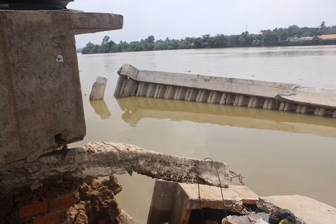Một phần chợ Tân Hạnh đã chìm nghỉm dưới sông Đồng Nai