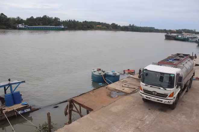 Xe bồn được điều đến để hút lại số hóa chất bị chìm nhưng không đáng kể.