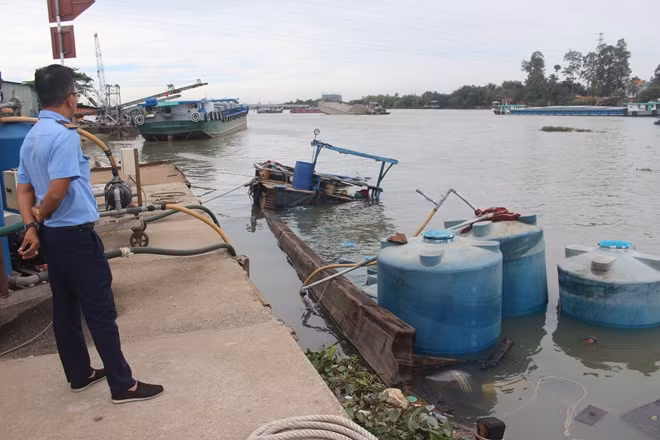 Chiếc thuyền cùng hàng chục tấn hóa chất dạng lỏng đang chìm dần xuống sông Đồng Nai.