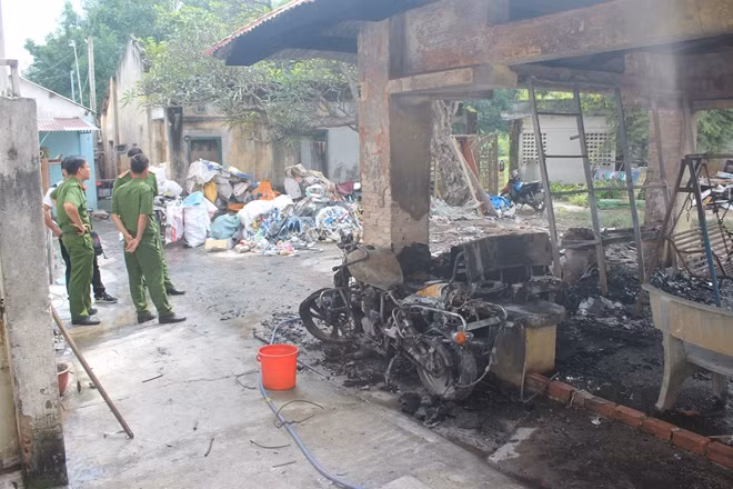 Công an khám nghiệm hiện trường vụ cháy.