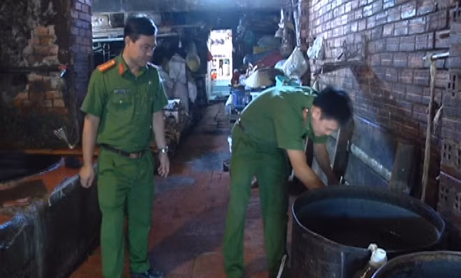 Công an kiểm tra cơ sở chế biến mỡ bẩn.