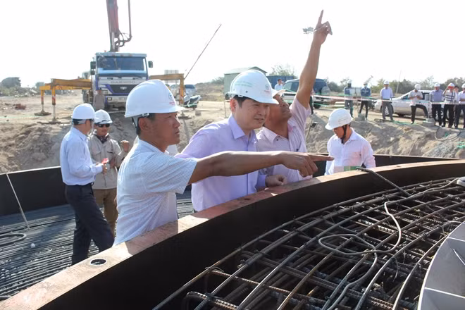 Đoàn đại biểu Quốc hội Ninh Thuận tại công trường xây dựng nhà máy điện gió.