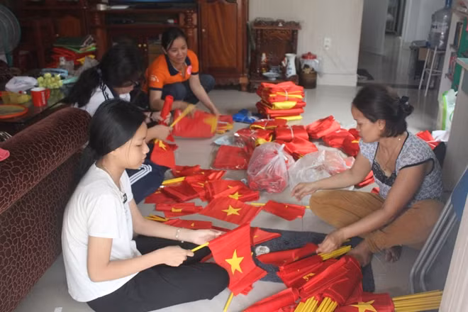Một cơ sở sản xuất cờ Tổ quốc phục vụ người hâm mộ cổ vũ cho đội tuyến U23.