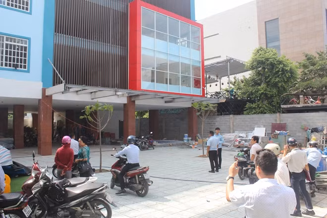 Lực lượng phối hợp kiểm tra công trình xây dựng không phép vào sáng 30-8.