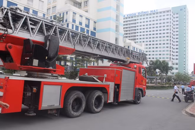 Xe thang của cảnh sát PCCC được điều động đến hiện trường.
