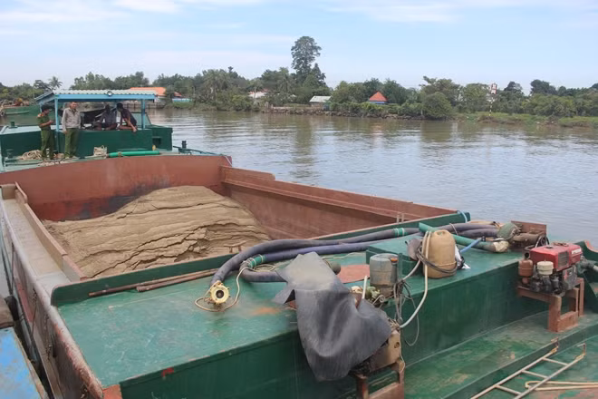 Các thuyền hút trộm cát bị công an tạm giữ.